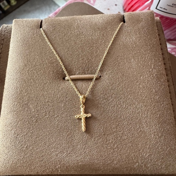 David Yurman CABLE CROSS PENDANT NECKLACE
18K Yellow Gold, 17.5mm - Picture 2 of 9